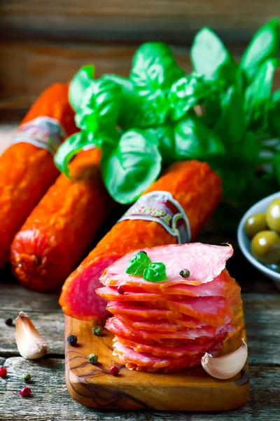De geknipte salami worst op een snijplank — Stockfoto
