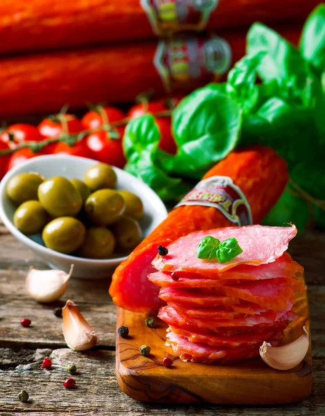 La salchicha salami cortada en una tabla de cortar — Foto de Stock
