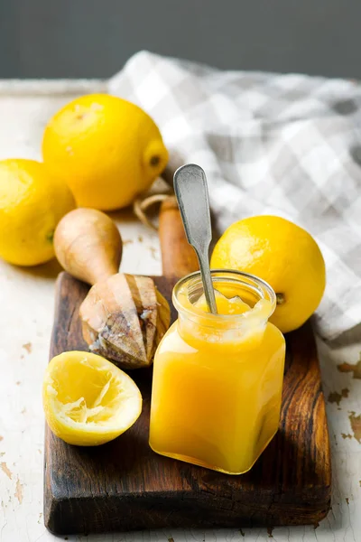Lemon curd in glas jar.style rustiek — Stockfoto