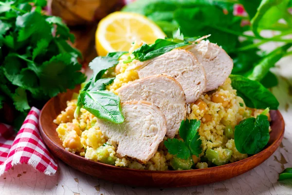 Insalata di pollo e cous cous con erbe . — Foto Stock