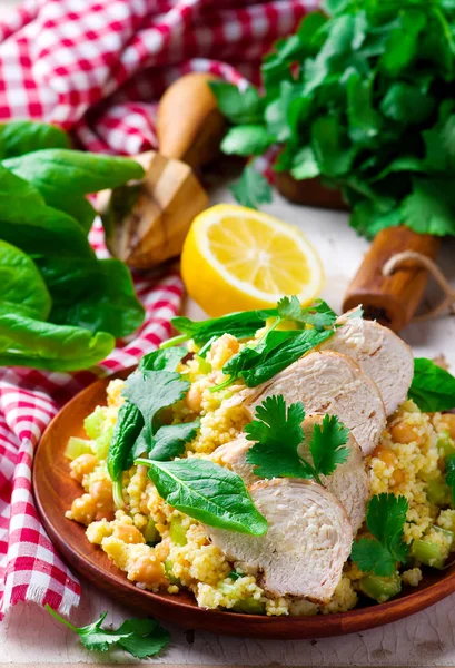 Salada de frango e cuscuz com ervas . — Fotografia de Stock