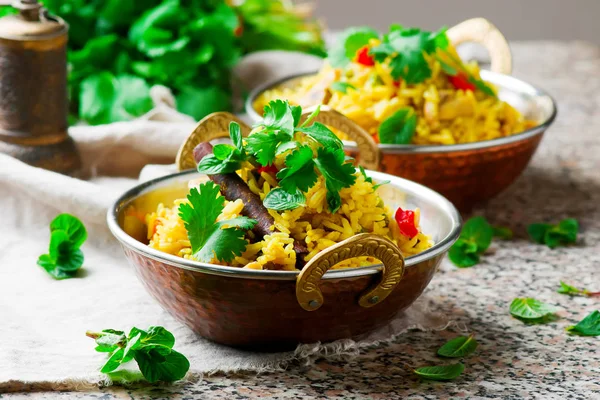 Micro-ondes biriyani dans un bol en cuivre — Photo