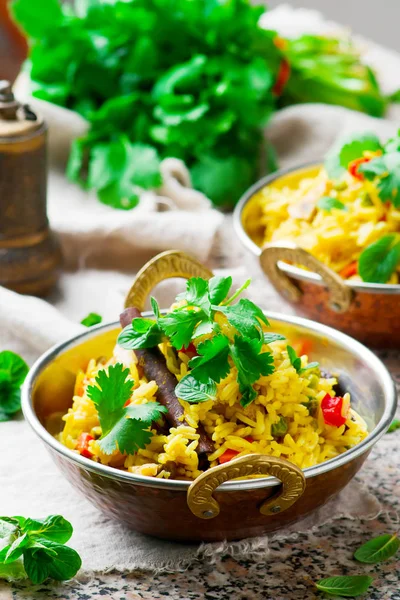 Micro-ondes biriyani dans un bol en cuivre — Photo