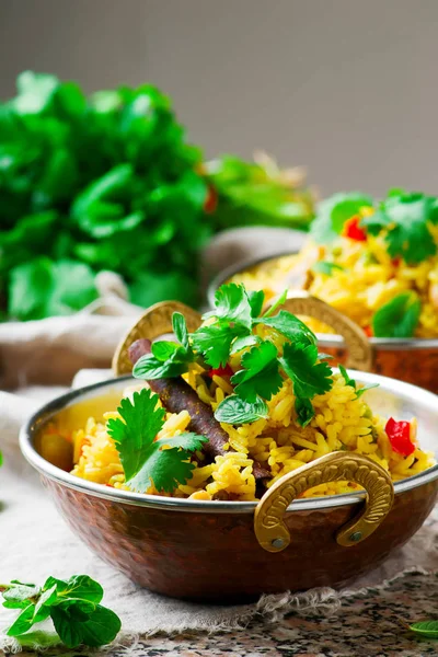 Micro-ondes biriyani dans un bol en cuivre — Photo