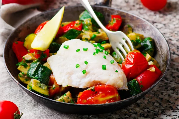 Filé de peixe cozido no vapor com legumes — Fotografia de Stock