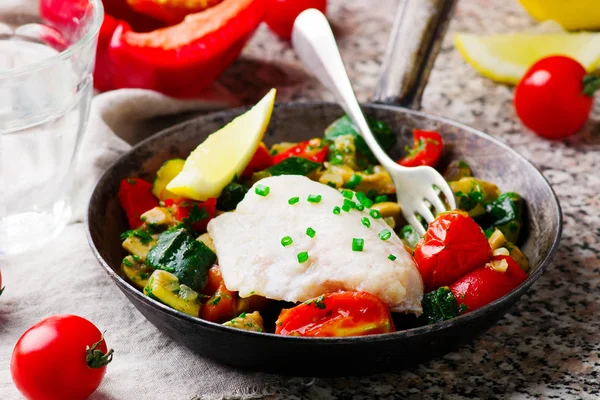 Filetto di pesce al vapore con verdure — Foto Stock