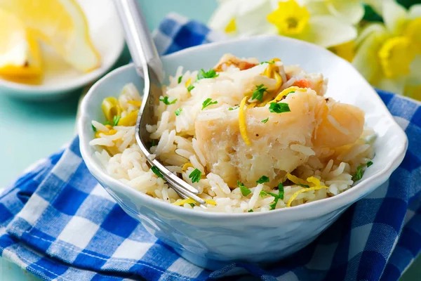 Arroz con pescado y un puerro en tazón de cerámica —  Fotos de Stock