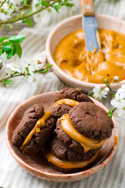 チョコレート キャラメル クッキーサンド — ストック写真