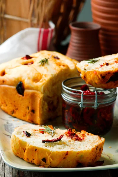 Rosmarin Tomate Parmesan Brot .style rustikal — Stockfoto