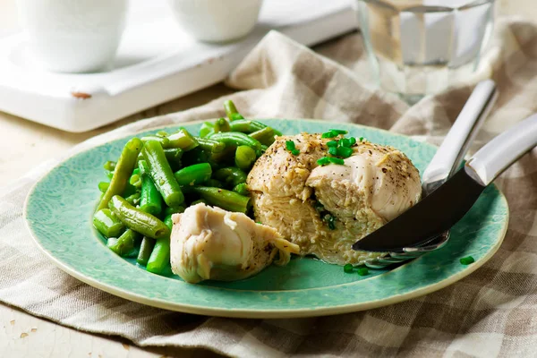 Peito de frango em microondas com legumes — Fotografia de Stock