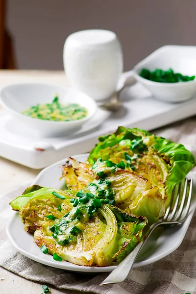 Gebakken kool met UI mosterd saus — Stockfoto