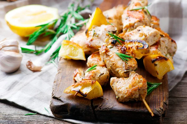 Chicken kebab with lemon — Stock Photo, Image