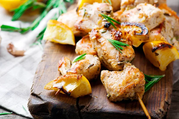 Chicken kebab with lemon — Stock Photo, Image