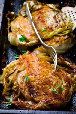 Kavrulmuş lahana bal ve balzamik sos ile