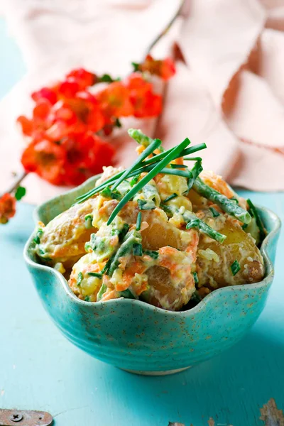 Hete aardappelsalade met sperziebonen en wortel — Stockfoto