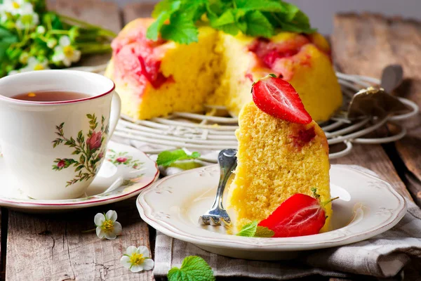 Microondas fresa cake.selective foco —  Fotos de Stock