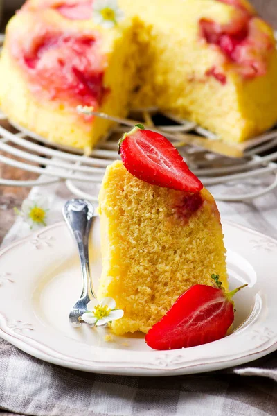 Forno a microonde torta alla fragola.focus selettivo — Foto Stock