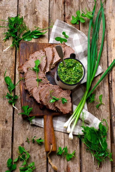 Fırında biftek ve bezelye ateş ve pesto nane... rustik tarzı. — Stok fotoğraf