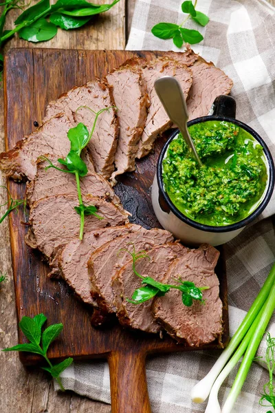 Roast beef and  pea shoot and mint pesto..style rustic. — Stock Photo, Image