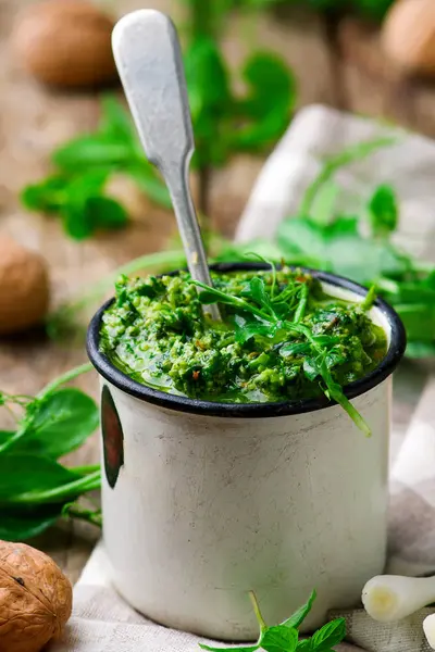 Erwt schieten en munt pesto .style rustieke. — Stockfoto