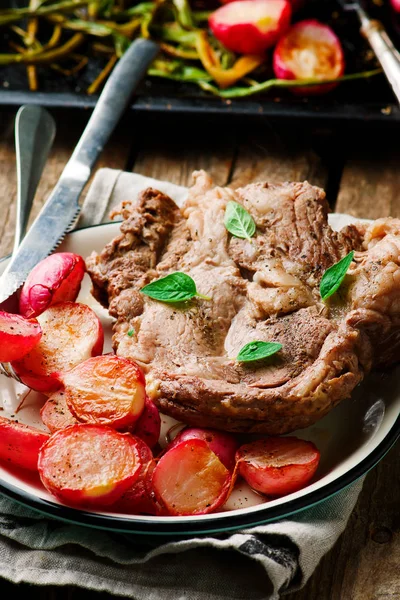 Chuletas de cerdo con rábano asado. Estilo rústico . —  Fotos de Stock