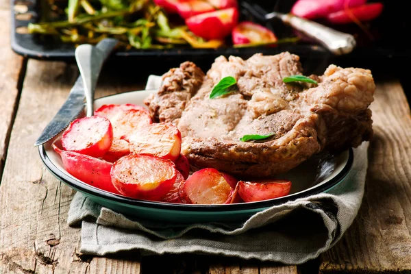 Vepřové kotlety s rustikálním radish.style pečeně. — Stock fotografie