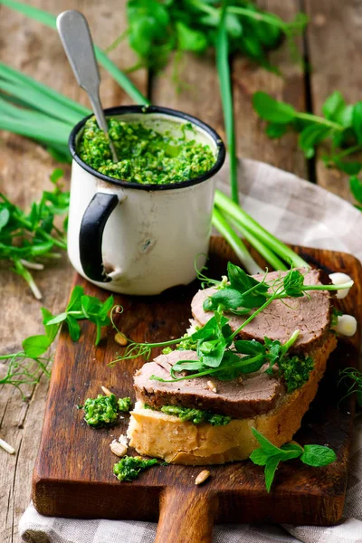 Mint pesto and roast beef sandvwch — Stock Photo, Image