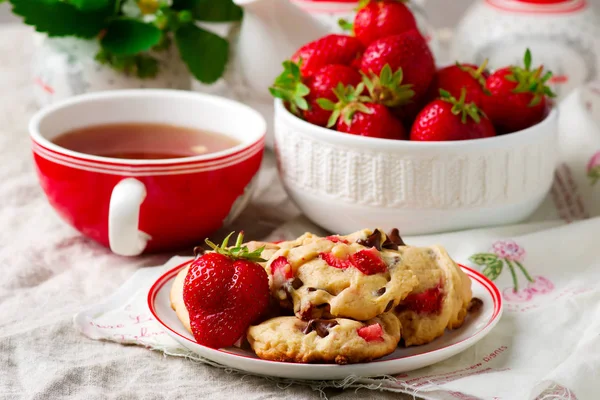 Biscuits au chocolat aux fraises — Photo