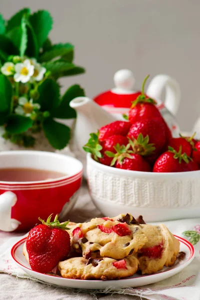 Biscuits au chocolat aux fraises — Photo