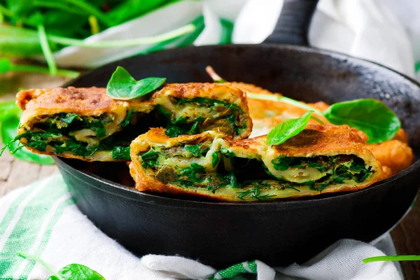 Nadziewane Lej flatbreads koperkiem i Szczaw — Zdjęcie stockowe