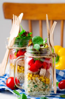 bir kavanoz mason kavanoza yemekler çiftlik tavuk salata.