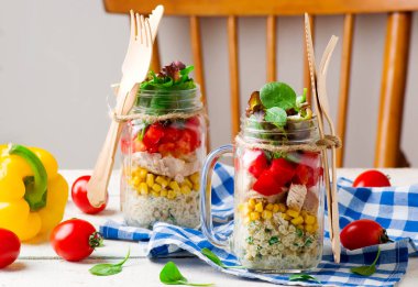 bir kavanoz mason kavanoza yemekler çiftlik tavuk salata.