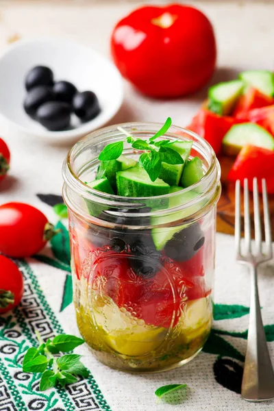 Griechischer Salat im Einmachglas. Stil rustikal — Stockfoto
