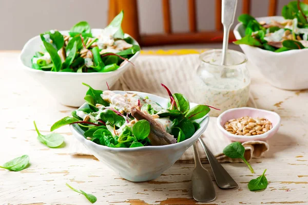 Grüner geräucherter Makrelen-Salat. — Stockfoto