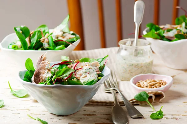 Grüner geräucherter Makrelen-Salat. — Stockfoto