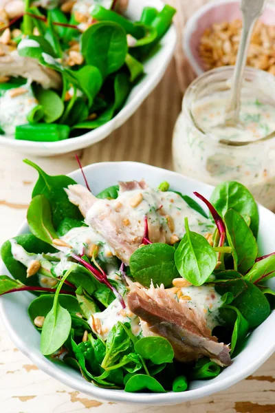 Gröna rökt makrill sallad. — Stockfoto