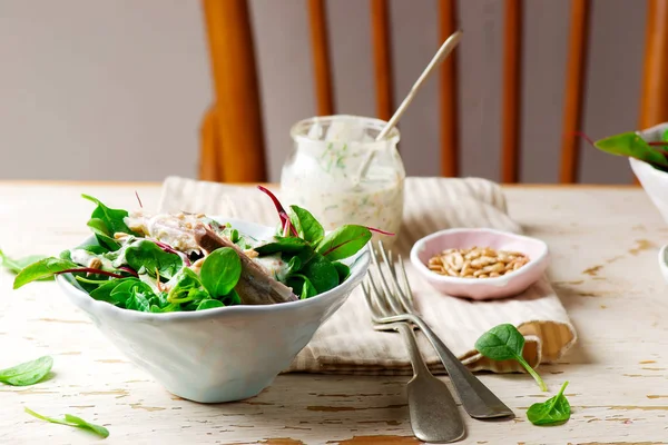 Grüner geräucherter Makrelen-Salat. — Stockfoto