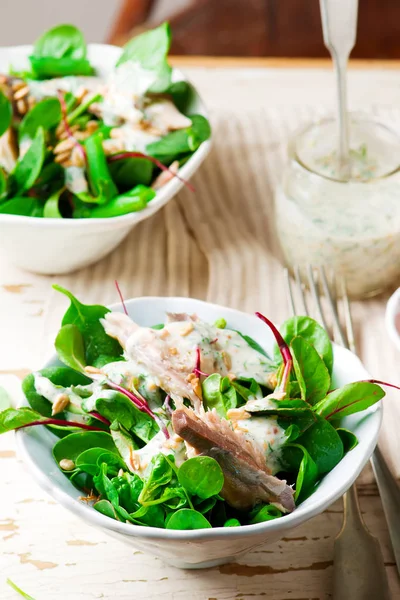 Groene gerookte makreel salade. — Stockfoto