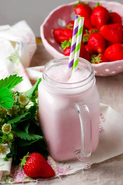 Milkshake fraise dans maçon jar.style vintage . — Photo