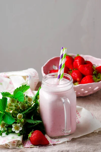 Strawberry milkshake i mason jar.style vintage. — Stockfoto