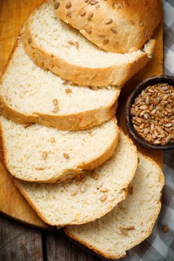 Tam buğday ayçiçeği tatlım yulaf ezmesi ekmek. Tabii rustik