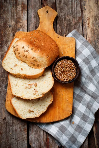Pane integrale di farina d'avena al miele di girasole. .style rustico — Foto Stock
