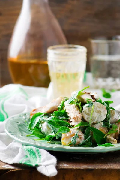 Warme nieuwe aardappel en gerookte makreel salade — Stockfoto