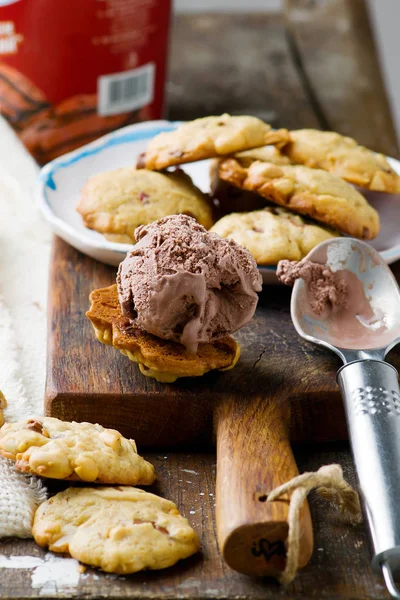 分厚いピーナッツ、チョコレート、シナモン Cookies.style 素朴な — ストック写真