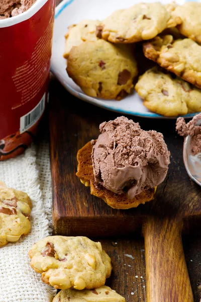 Chunky amendoim, Chocolate e canela Cookies.style rústico — Fotografia de Stock