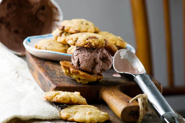 分厚いピーナッツ、チョコレート、シナモン Cookies.style 素朴な — ストック写真