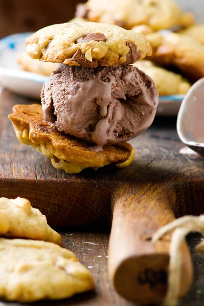 分厚いピーナッツ、チョコレート、シナモン Cookies.style 素朴な — ストック写真