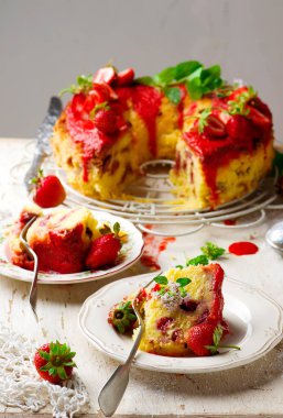 Taze çilekli yoğurt kek.