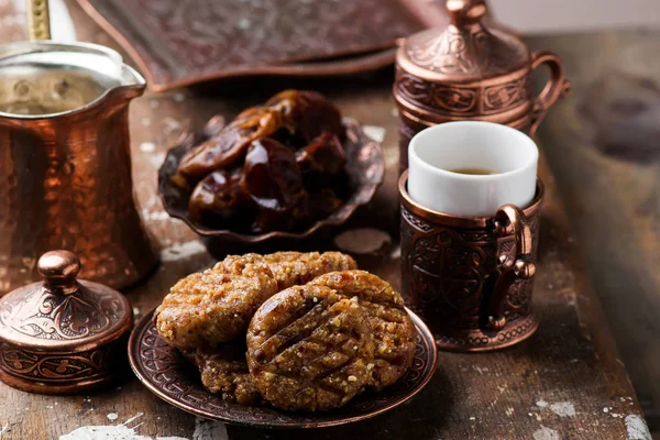 Mantequilla de cacahuete y fechas galletas crudas.. estilo rústico — Foto de Stock