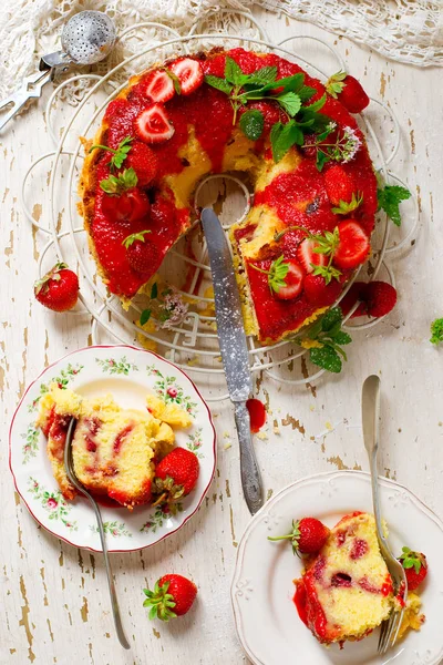 Gâteau au yaourt à la fraise frais . — Photo